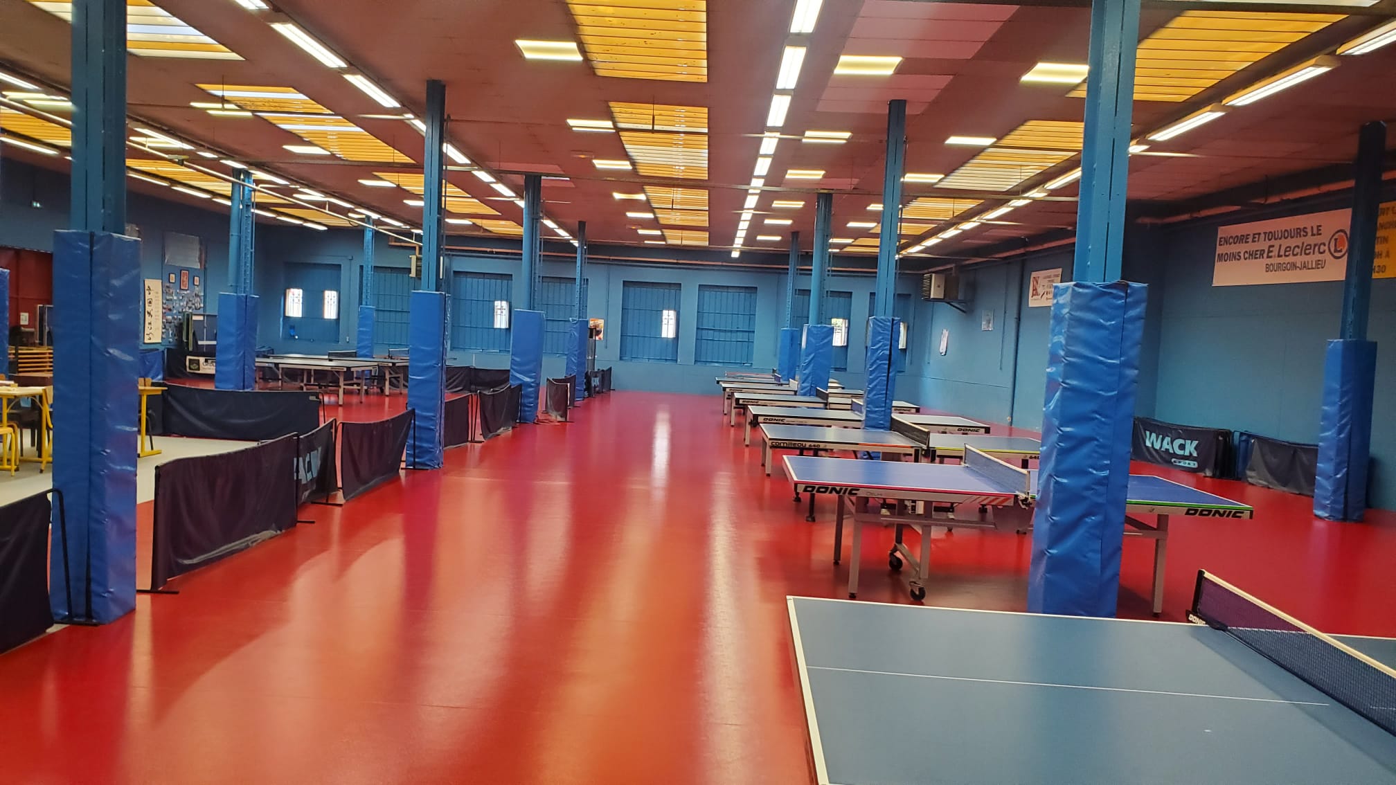 Salle de tennis de table du club