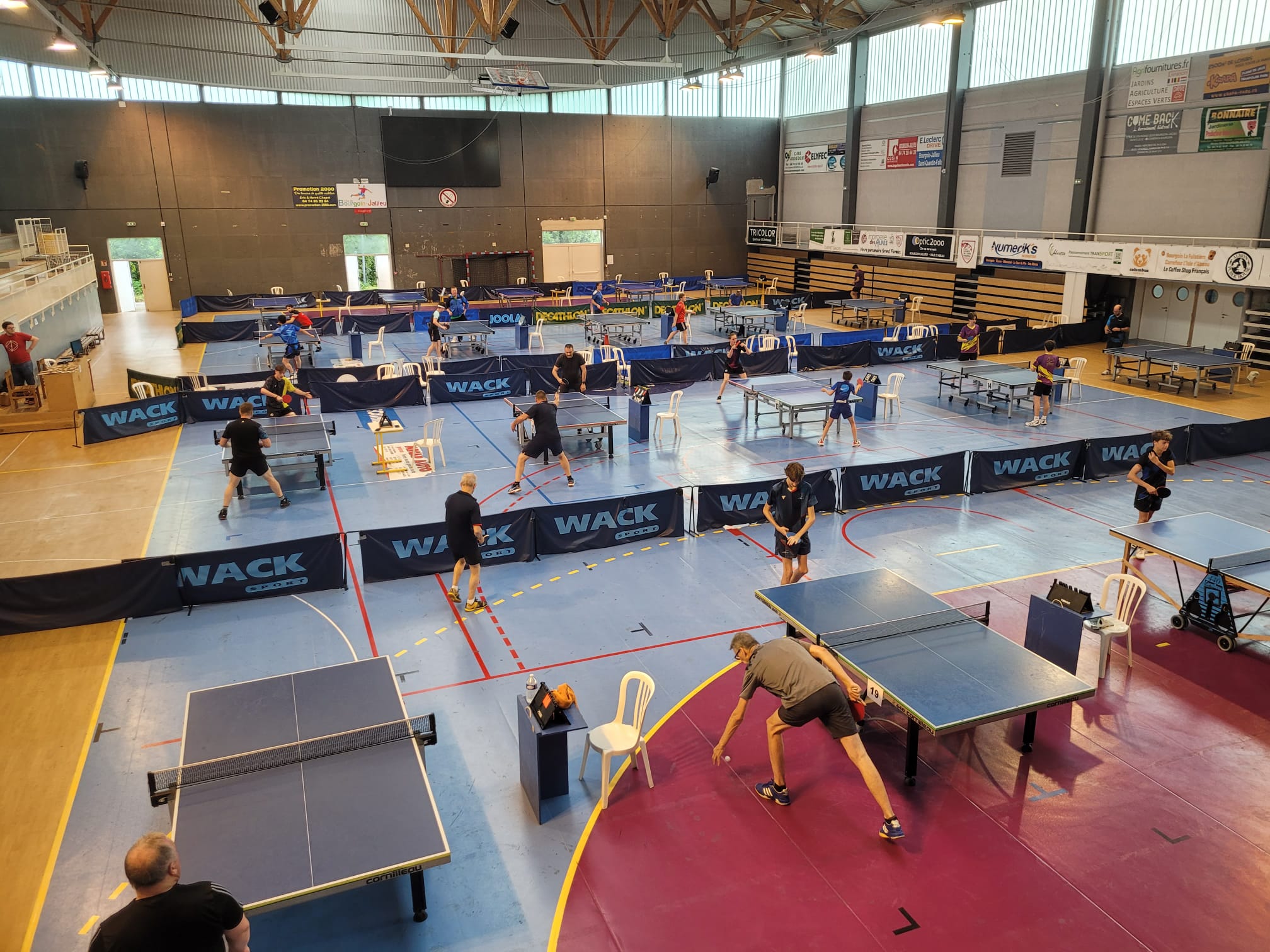 Joueur concentré en pleine action au tournoi TTBJ